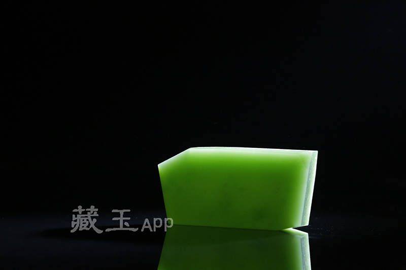 一张新和田玉碧玉价格走势图，克价两万的碧玉什么样？