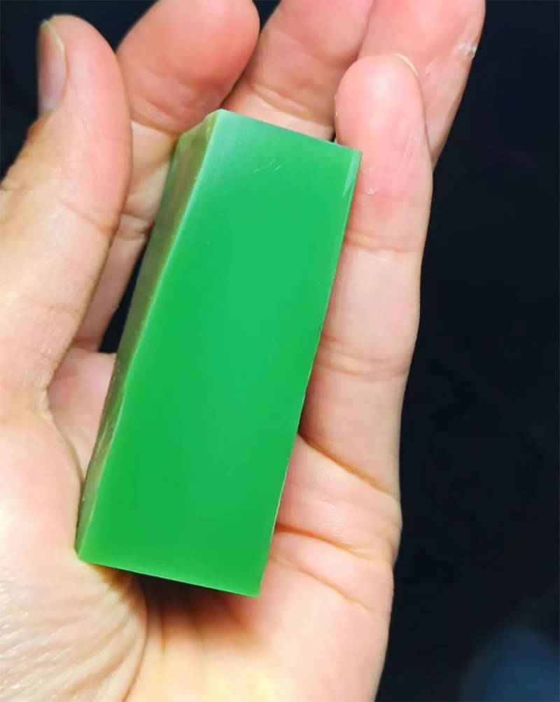 一张新和田玉碧玉价格走势图，克价两万的碧玉什么样？