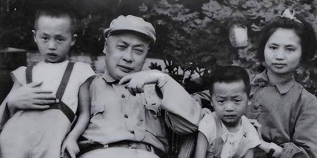 陈毅和毛主席都写诗，谁写得更好一点？周恩来：陈毅主要是写得快