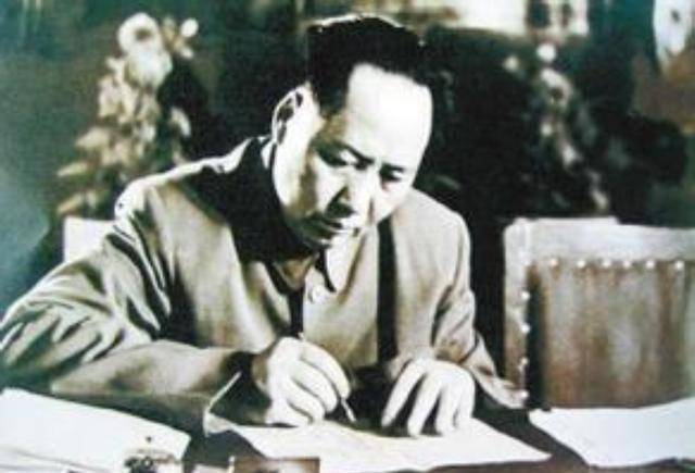 陈毅和毛主席都写诗，谁写得更好一点？周恩来：陈毅主要是写得快