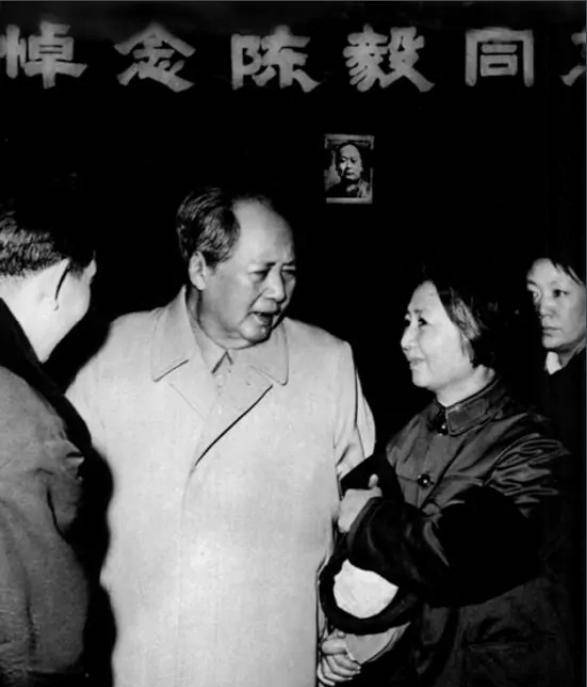 陈毅和毛主席都写诗，谁写得更好一点？周恩来：陈毅主要是写得快